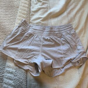 Lululemon white low rise Hotty hots shorts